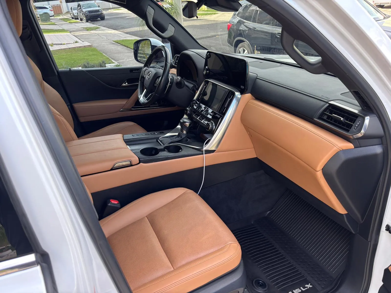 Interior en cuero caramelo de un Lexus LX tras la limpieza profunda