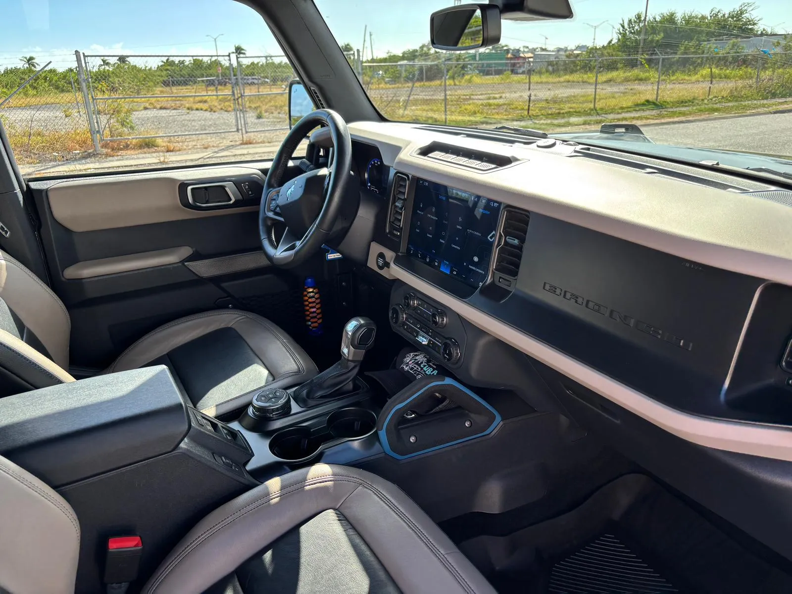 Interior de un Ford Bronco tras el detallado